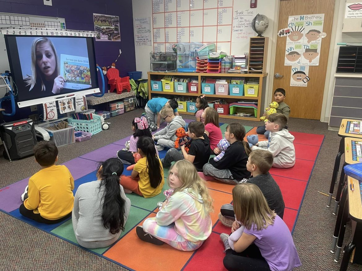 First Graders Read ‘La Vaca Que Decia Oink’