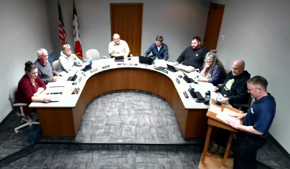 City Council Hears Chamber of Commerce Proposal on Holiday Decorations