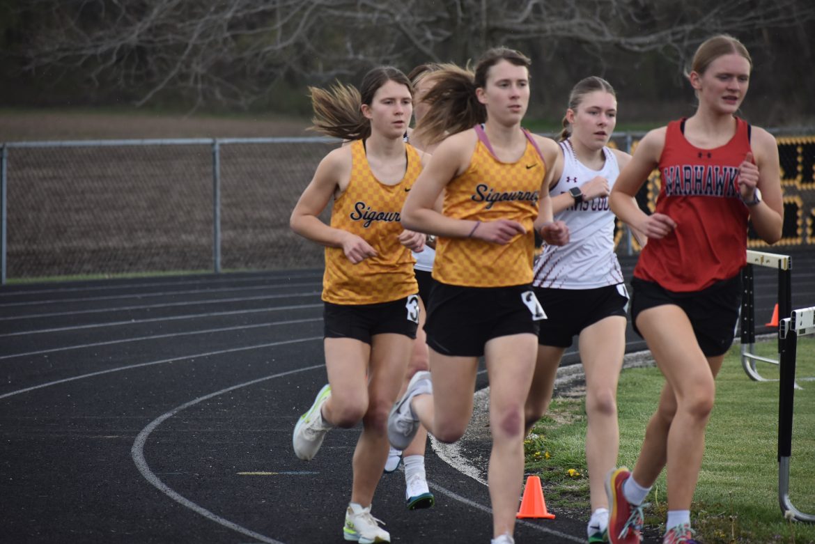 Yates sets new school record in 3,000 meter run