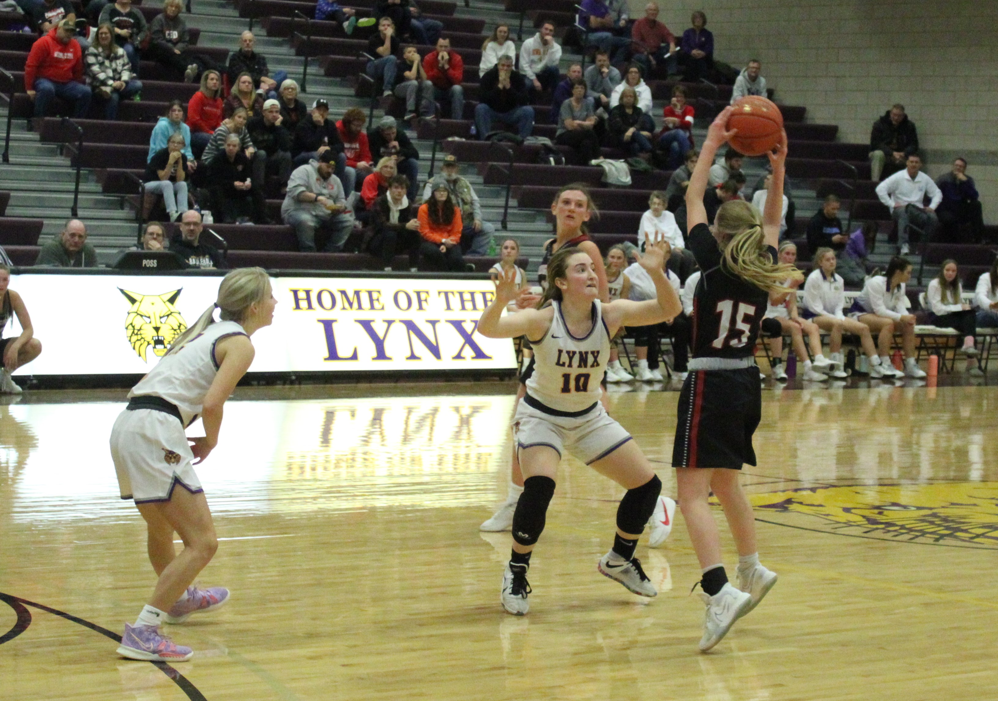 Cowgirls clinch 41-40 lead over Lynx